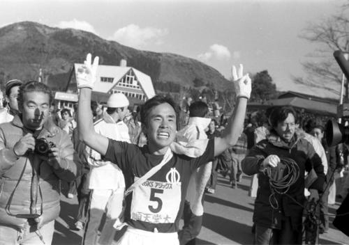 往路5区　往路優勝でゴールした順天堂大・上田誠仁（2年、区間1位）は笑顔でVサイン　　＝1979年1月2日
