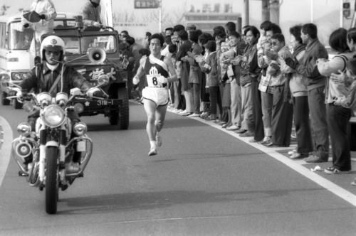 復路8区　トップを死守する順天堂大・木下亨（4年、区間3位）＝1979年1月3日