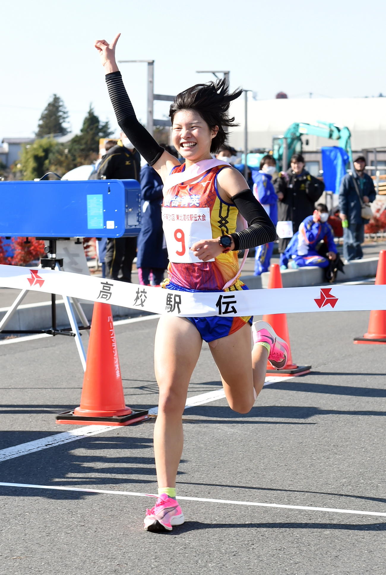 優勝のテープを切り笑顔の仙台育英アンカー高橋（撮影・山田愛斗）