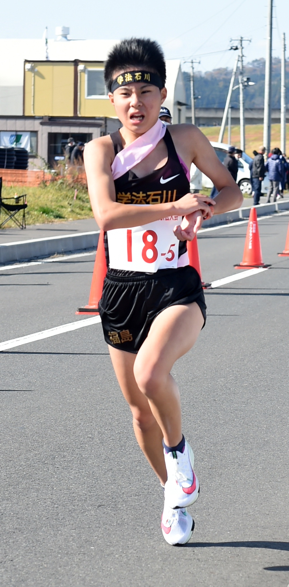 2位でゴールする学法石川アンカー亀岡