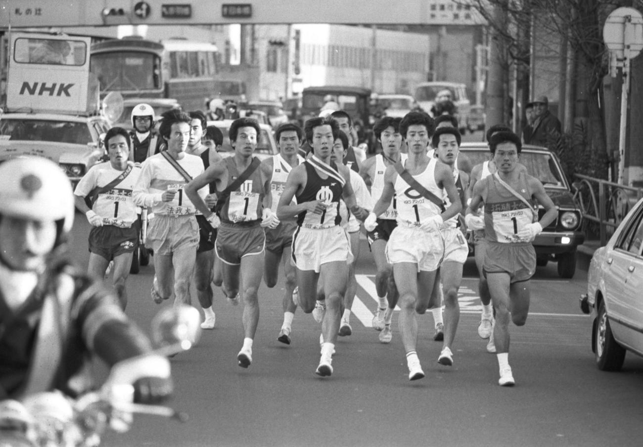 往路1区　各校一団となって混戦状態で第一京浜を進む＝1980年1月2日