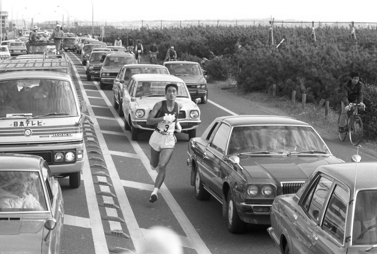 往路3区　国道134号は車が渋滞し、トップの早大・金井豊（1年、区間2位）はジグザグ走行＝1980年1月2日