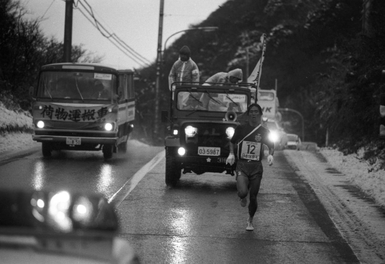 復路6区　ライトつけて走る伴走車からの激励を受けながら力走するトップの日体大・田中春行（3年、区間5位）＝1980年1月3日
