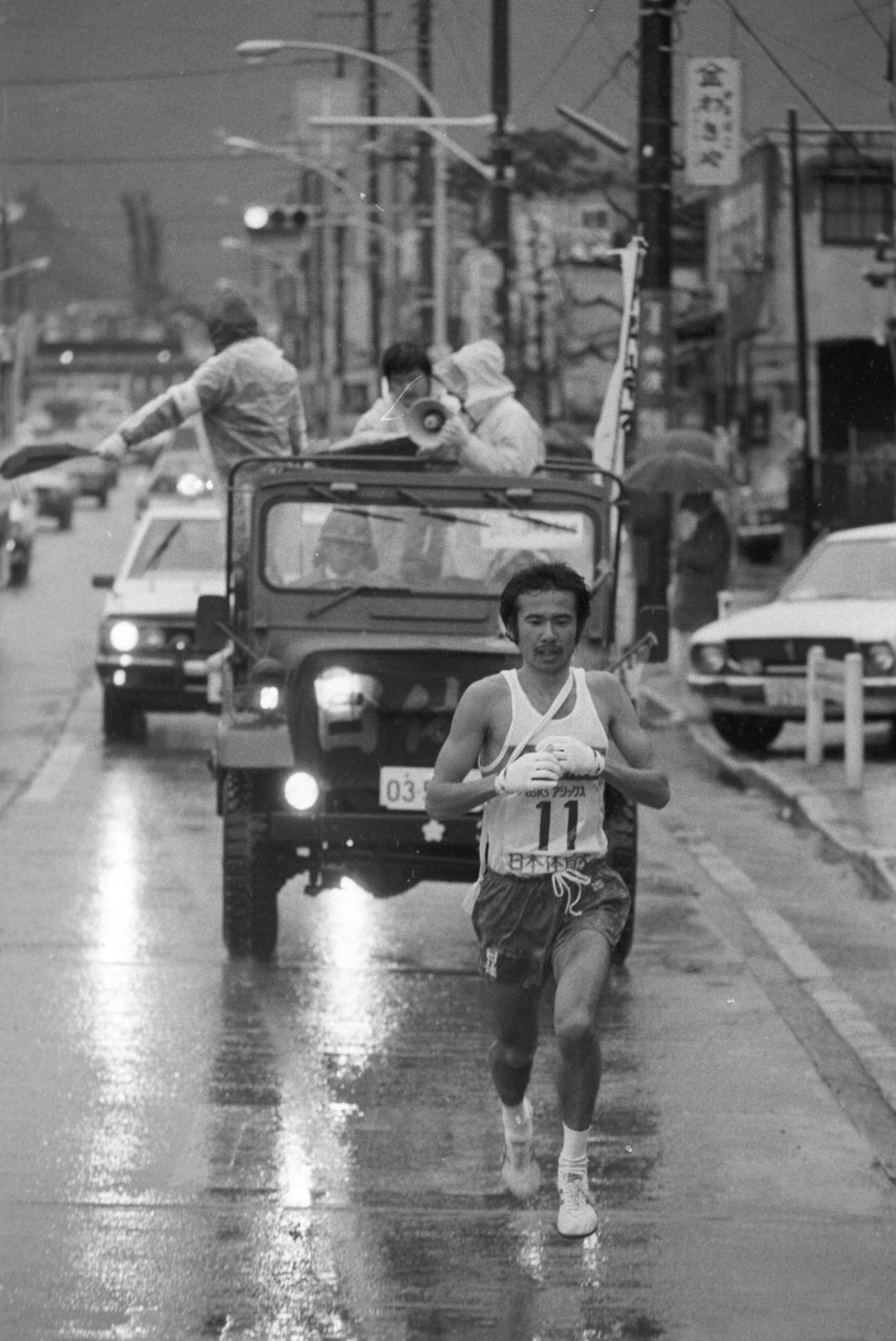 復路7区　トップでタスキを受けた日体大・尾崎健吾（3年、区間4位）＝1980年1月3日