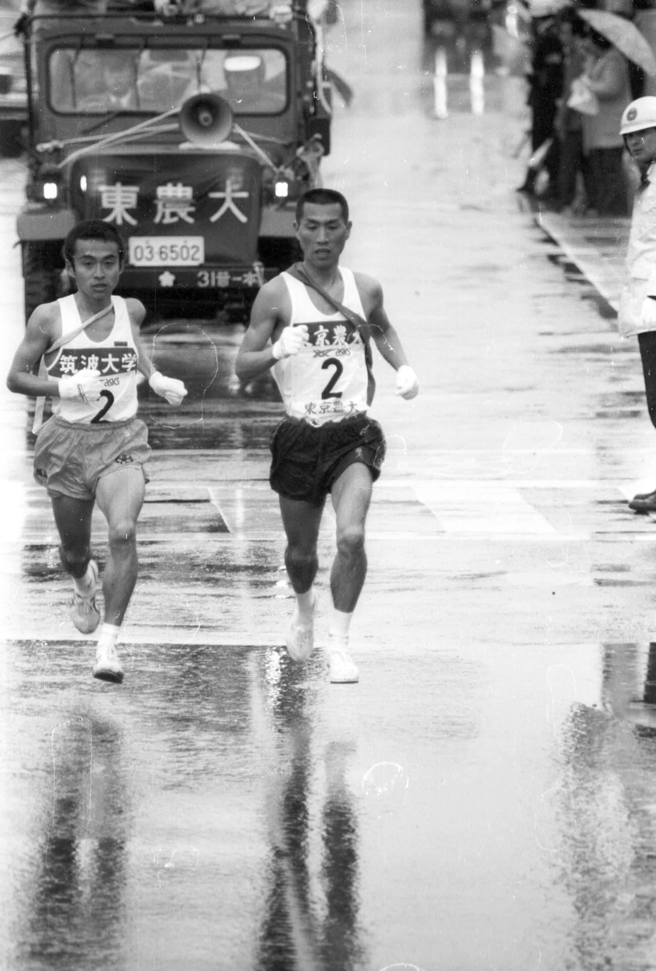 往路2区　中継所でトップに22秒差でタスキをもらった筑波大・高野喜宏（左＝4年、区間4位）は、東京農大・長島浩（右＝4年、区間7位）をとらえ、首位を並走＝1981年1月2日