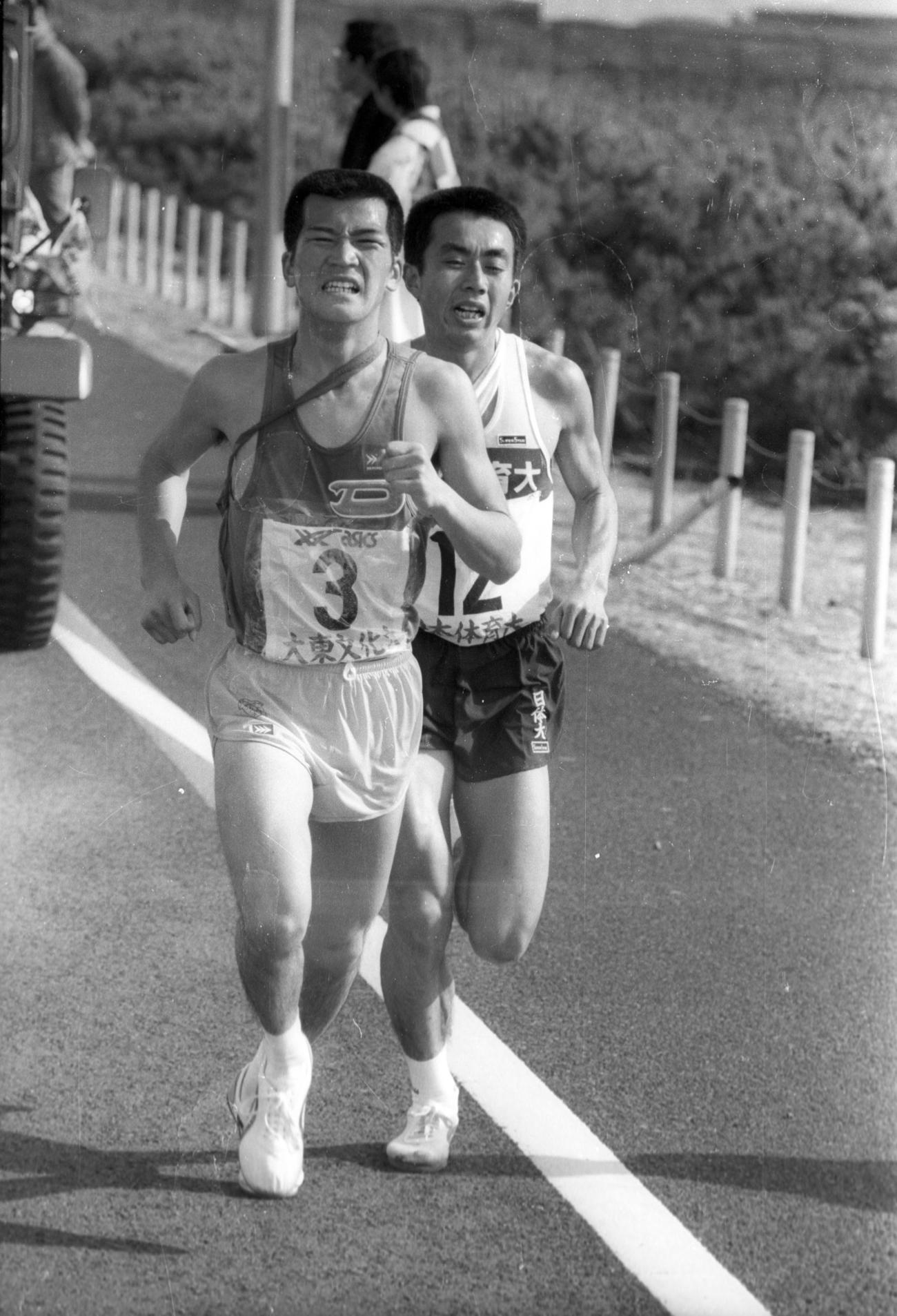往路3区　トップを行く大東大・米重修一（左＝1年、区間4位）を4人抜きで追い上げる日体大・中沢栄（右＝2年、区間2位）＝1981年1月2日