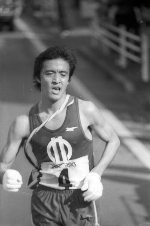 往路4区　3位からトップに躍り出て力走する順天堂大・中島修三（2年、区間1位）＝1981年1月2日