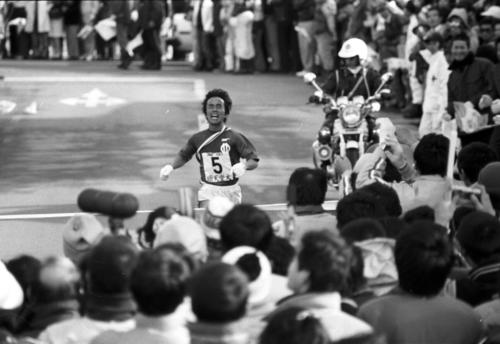 往路　大勢の観客が見守る中、往路優勝でゴールする順大・上田誠仁＝1981年1月2日