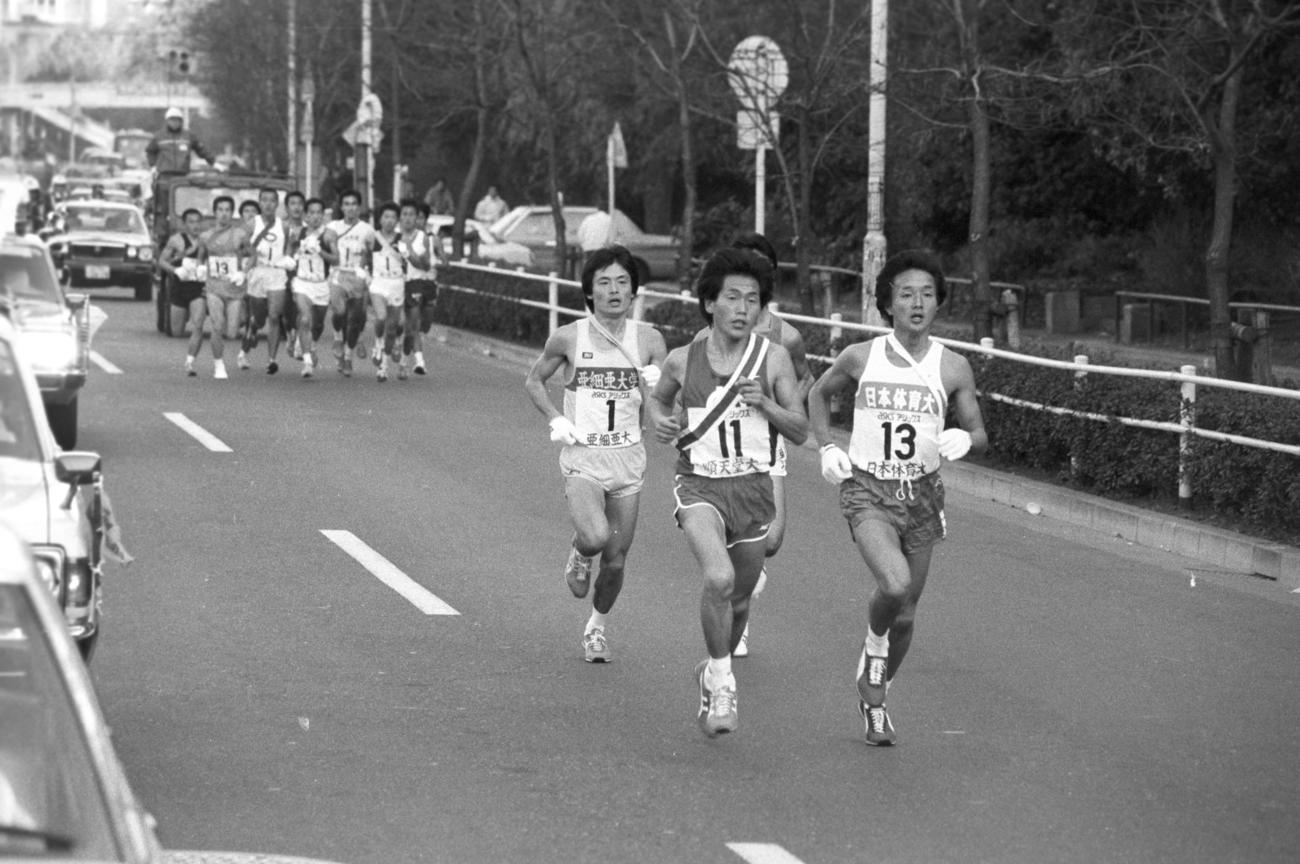 往路1区　先頭集団を形成する右から日体大・植松誠（2年、区間2位）、順天堂大・吉田富男（4年、区間1位）、亜大・渡辺安弘（4年、区間7位）ら4校＝1982年1月2日