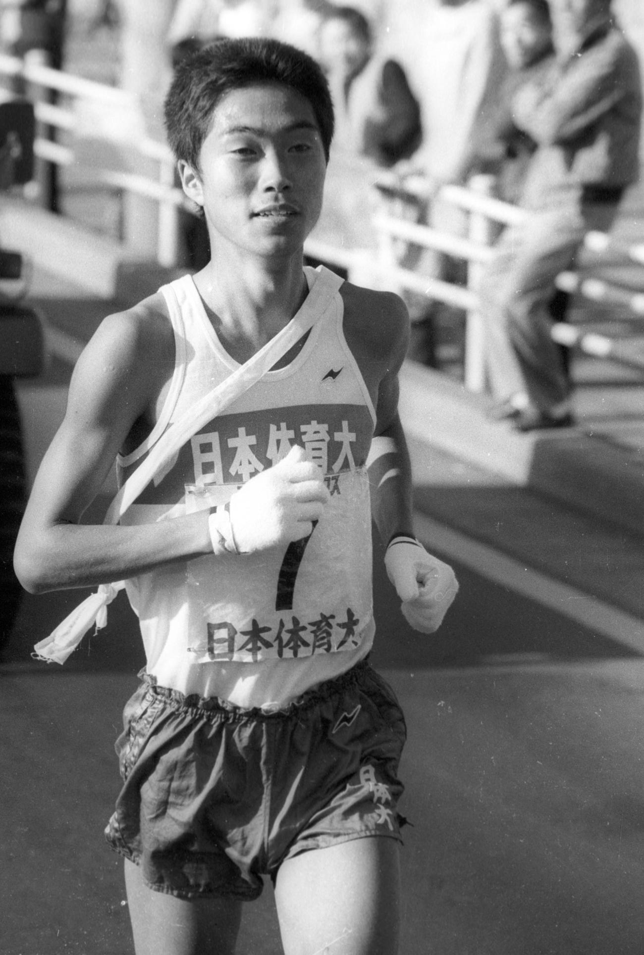 復路7区　首位を行く日体大・有坂精児（3年、区間4位）＝1982年1月3日