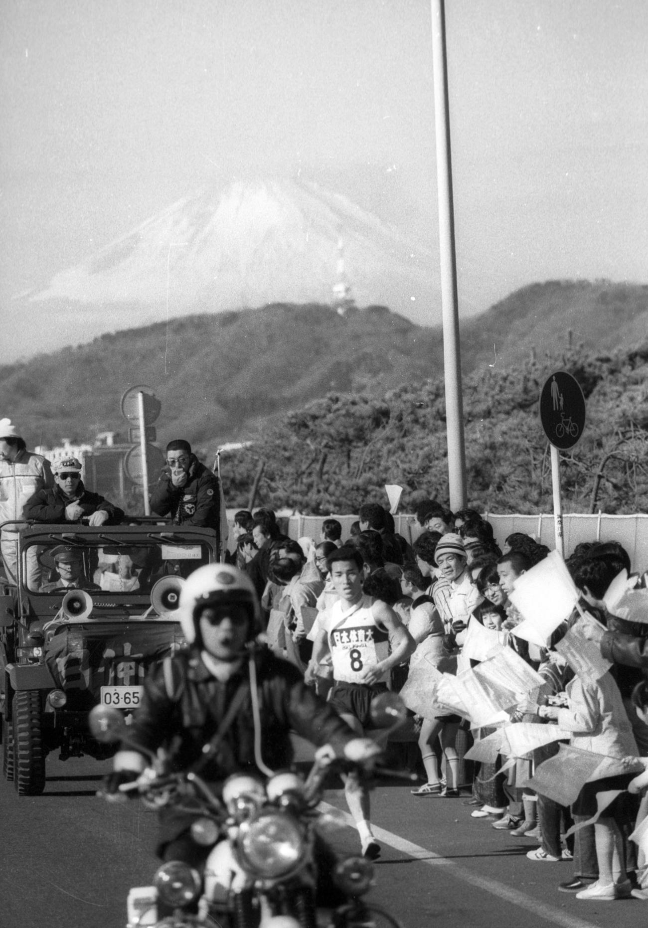 復路8区　富士山をバックに首位を力走する日体大・藤井修（3年、区間1位）＝1982年1月3日