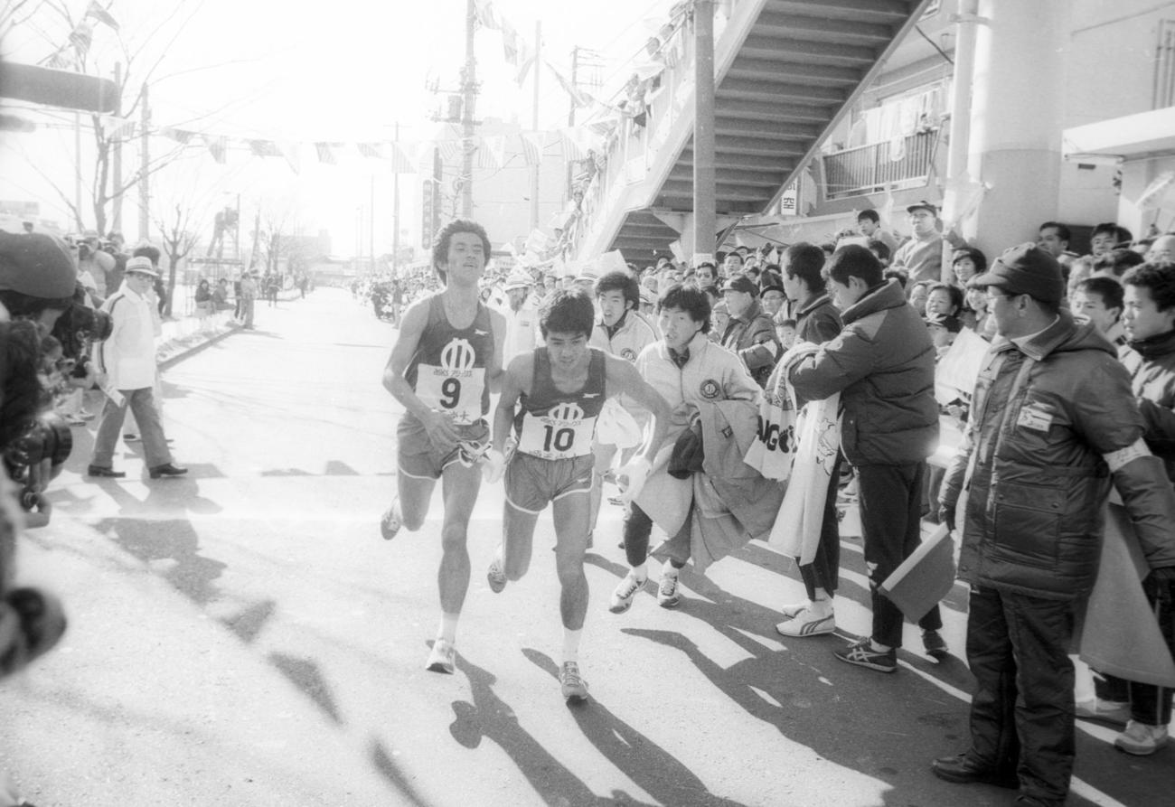 復路10区鶴見中継所　トップに出た順天堂大9区神田修（左＝4年、区間4位）は、1分46秒差をつけアンカー門田光史（右＝1年、区間9位）にタスキを託す＝1982年1月3日