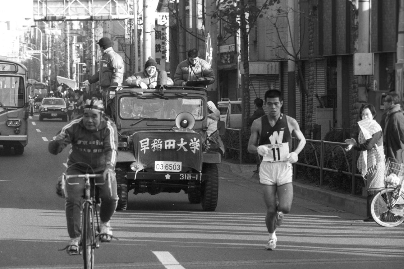 往路1区　早大・加藤正之（4年）は区間14位。伴走車中央はOBの瀬古利彦（25歳、ヱスビー食品）＝1982年1月2日