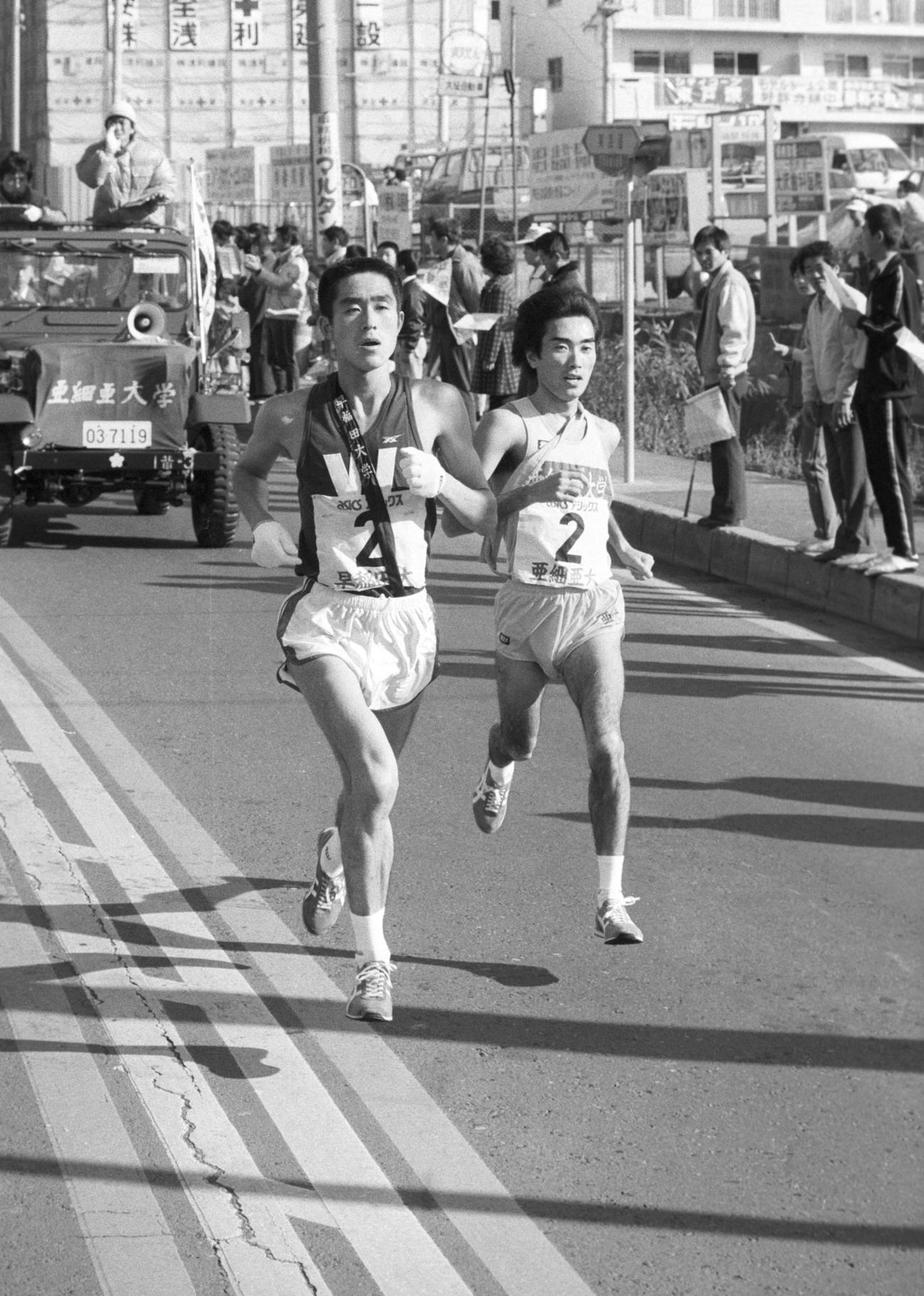 往路2区　早大・金井豊（左＝3年、区間2位）は6人抜きで8位へ、右は亜大・照井勝弘（4年、区間10位）＝1982年1月2日