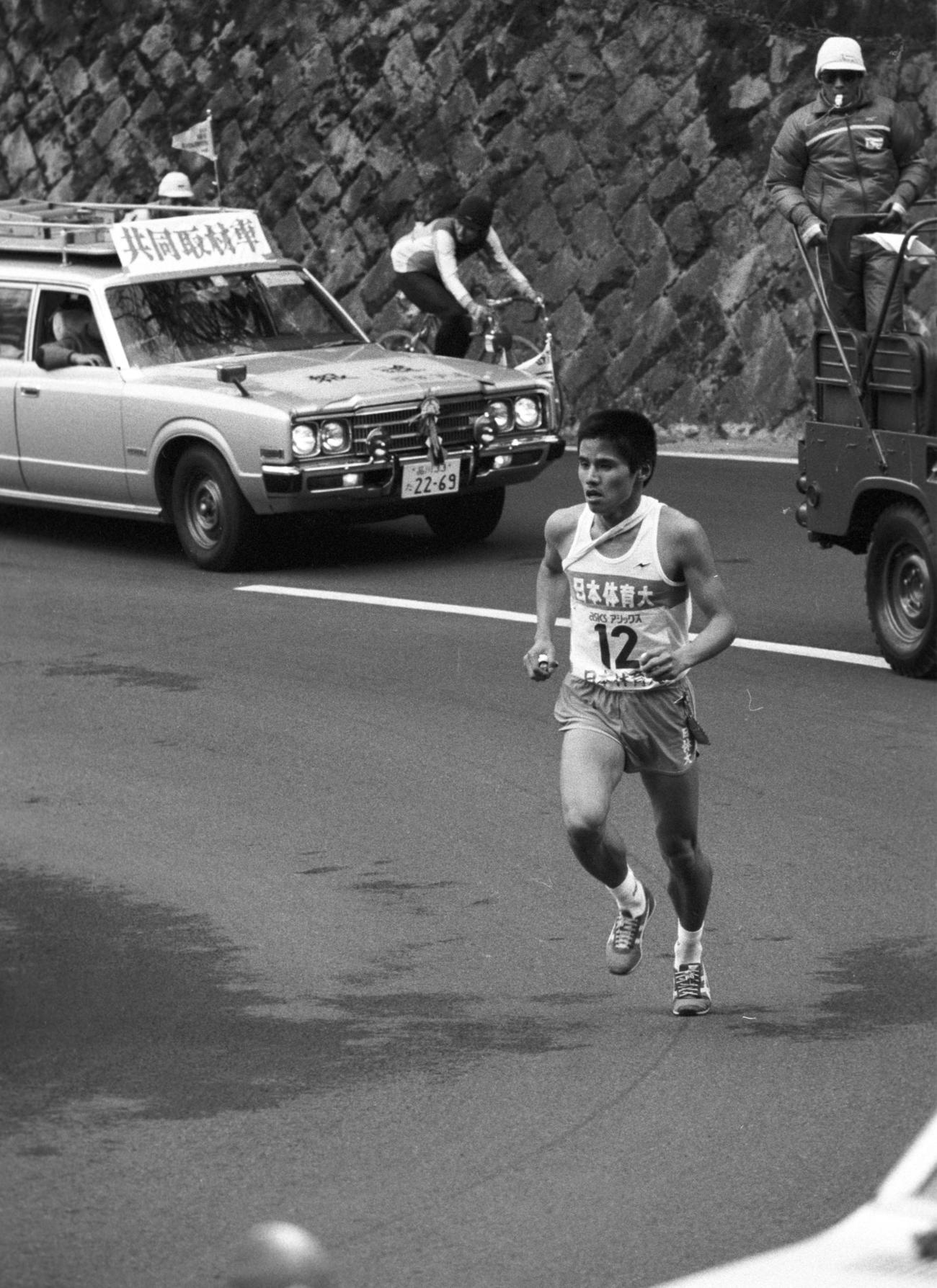 往路5区　8秒差トップでタスキをもらった日体大・岡俊博（3年、区間1位）は、首位を守り山登り＝1982年1月2日