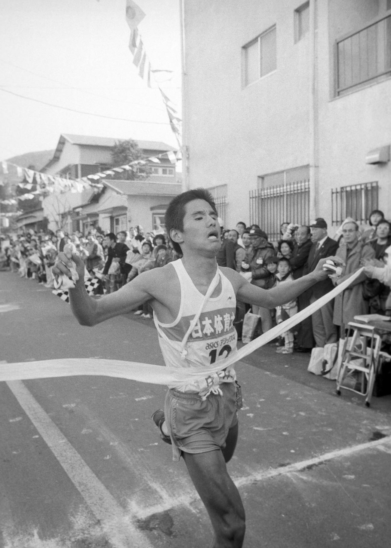 往路5区芦ノ湖駐車場　2位順天堂大に26秒差の5時間45分49秒で往路優勝のテープを切る日体大・岡俊博（3年、区間1位）＝1982年1月2日　