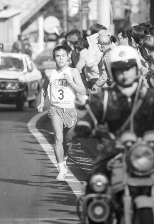 往路3区　トップでタスキをもらった日体大・中田盛之（1年）は、区間2位の力走で首位を死守＝1982年1月2日