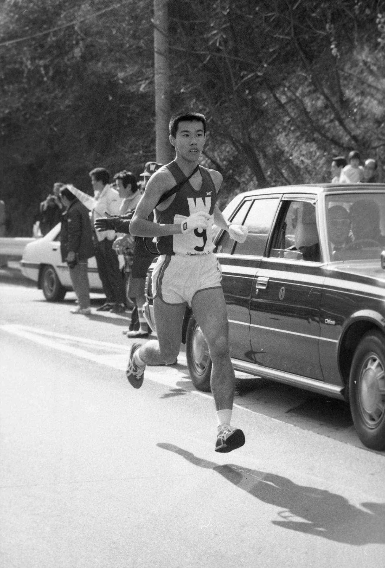 復路9区　2位を快走する早大・坂口泰（3年、区間新1時間9分53秒）＝1983年1月3日