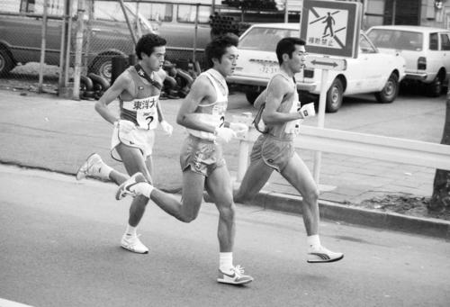 往路2区　鶴見中継所トップの東洋大・田中弘（左＝4年、区間8位）に1分3秒差の日体大・大塚正美（中央＝4年、区間新1時間7分34秒）、1分26秒差の大東大・米重修一（右＝3年、区間2位）が7キロ地点で追いつき並走＝1983年1月2日
