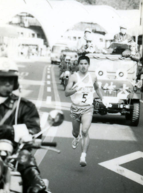往路5区　小田原中継所で4分18秒差トップの日体大・岡俊博（4年、区間新1時間11分44秒）は、山登りのベテランらしく力強い足取りでグングン飛ばす＝1983年1月2日
