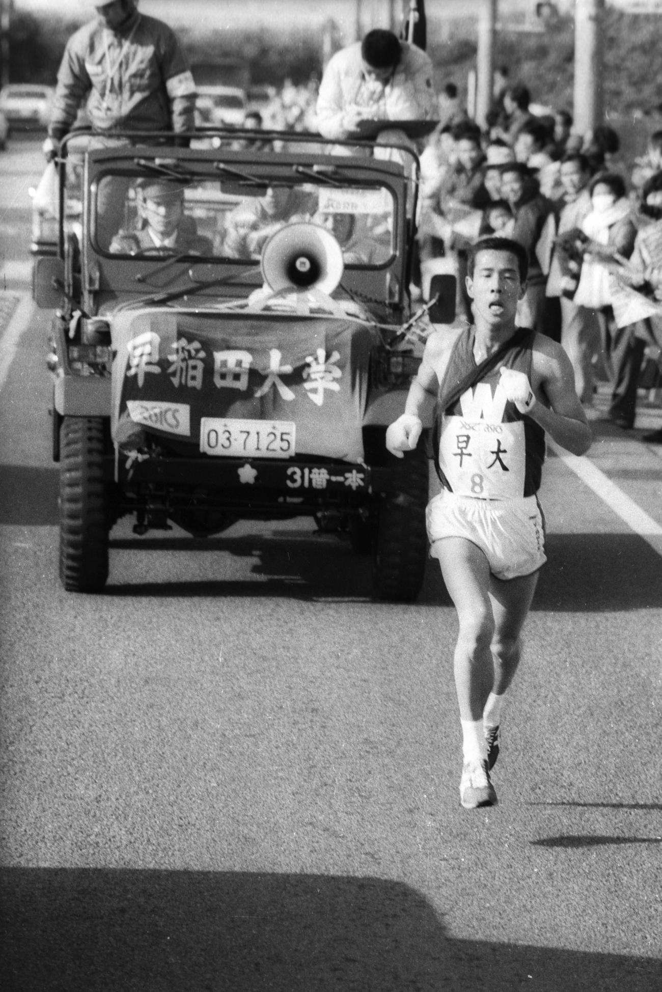 復路8区　力走する早大・川越学（2年、区間1位）＝1984年1月3日