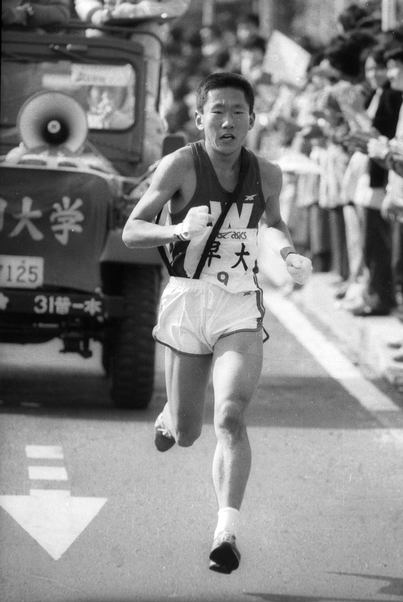 復路9区　前年の借り（1区10位）を返す力走を見せる早大・谷口伴之（4年、区間1位）＝1984年1月3日
