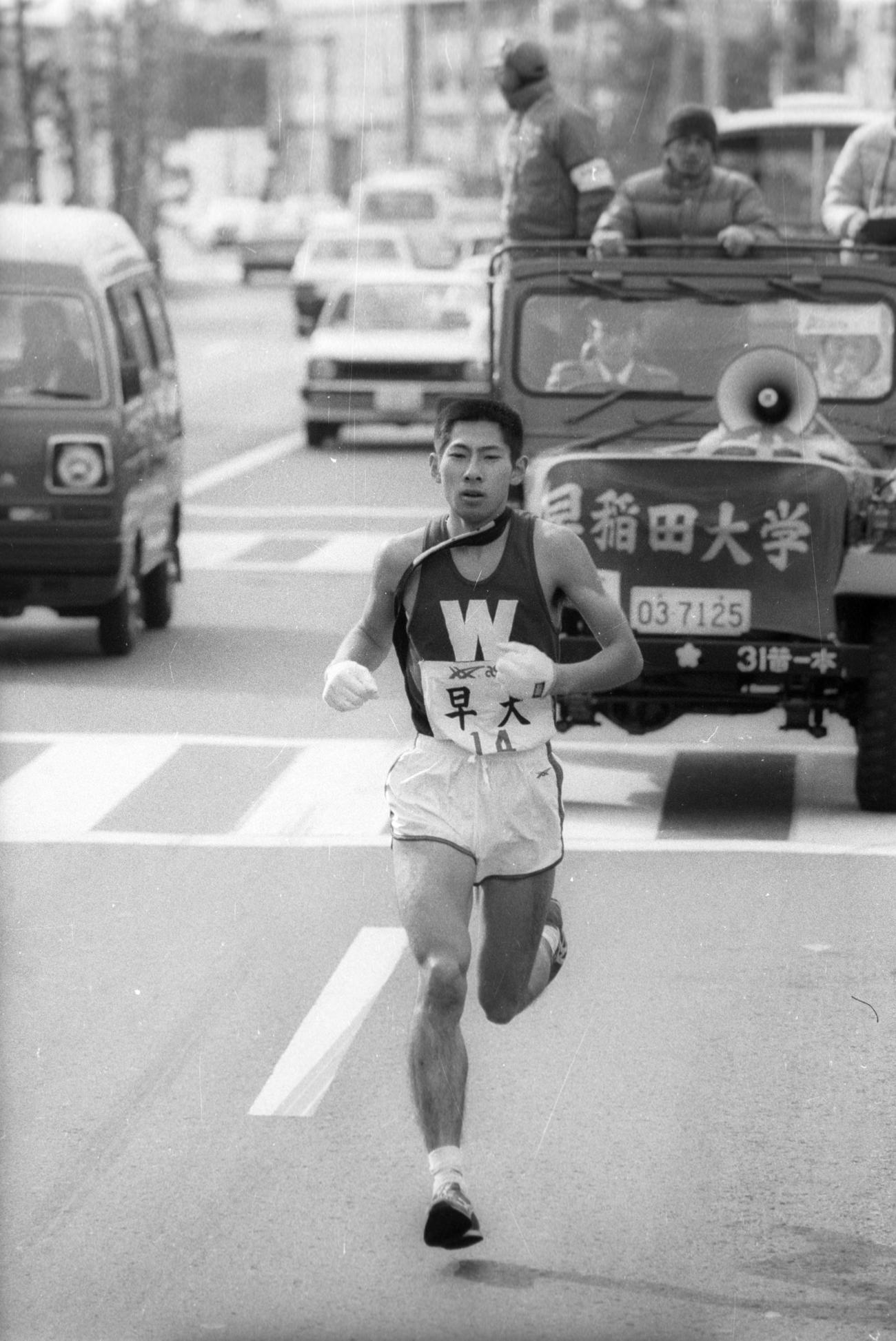 復路10区　12分以上の差をもらい余裕の走りを見せる3年連続アンカーの早大・遠藤司（3年、区間新1時間4分5秒）＝1984年1月3日