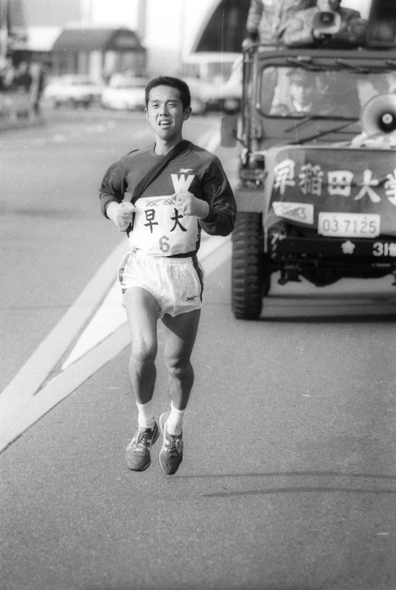 復路6区　軽快に山を下る早大・越智房樹（3年、区間5位）＝1984年1月3日