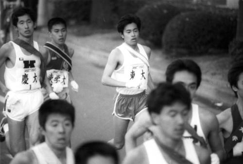 往路1区　後方左から10年ぶり出場の慶大・森下善己（2年、区間12位）、23年ぶり出場の東学大・鈴木彰（1年、区間19位）、初出場の東大・清水明（4年、区間16位）＝1984年1月2日
