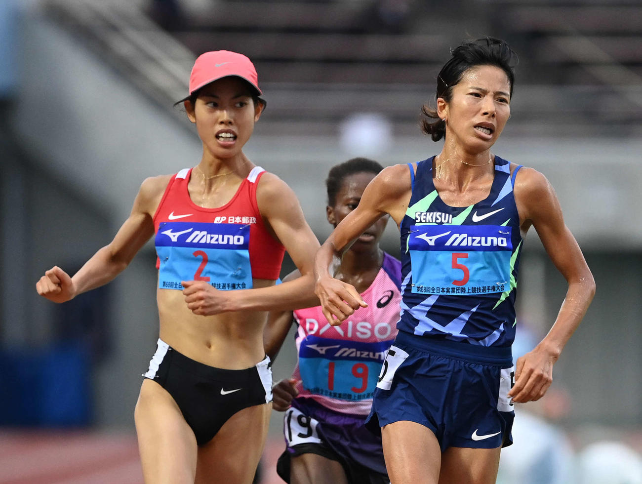 9月の全日本実業団・女子5000メートルで競う広中（左）と新谷