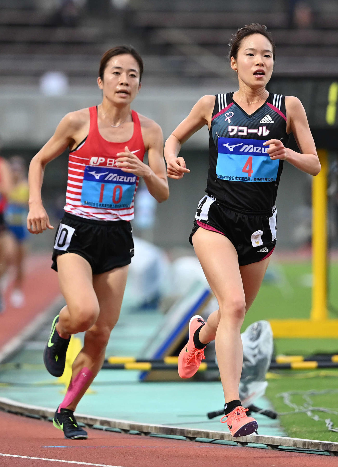 9月の全日本実業団、女子5000メートルで力走するワコールの一山（右）。左は日本郵政の鍋島