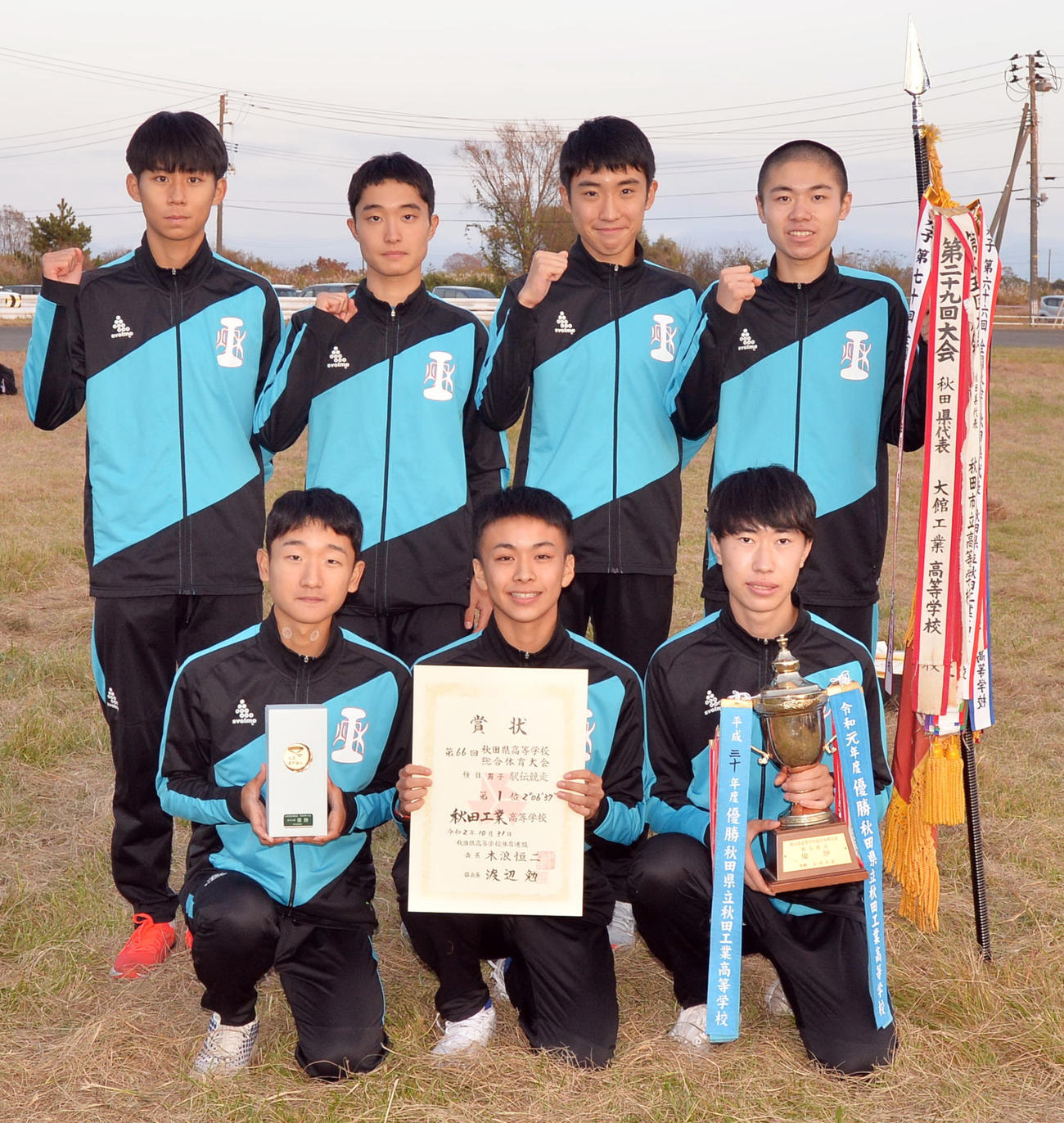 県予選で8連覇を飾った秋田工の選手たち（撮影・佐藤究）