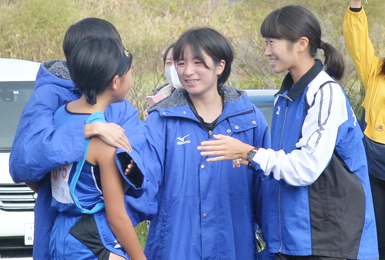 10月31日、大会2連覇を達成し笑顔を見せる秋田北鷹の阿部（右から2人目）
