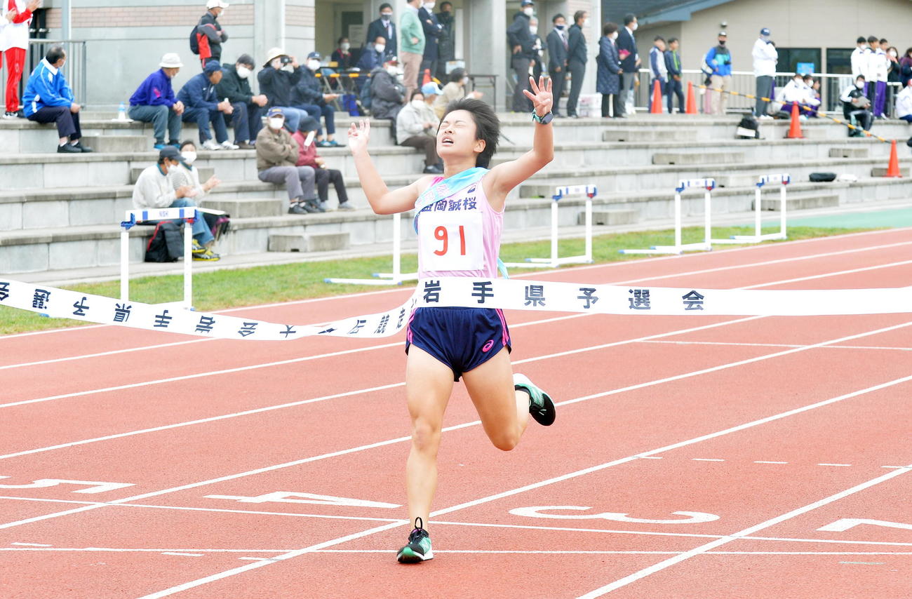10月22日、県予選1位でゴールに飛び込む盛岡誠桜・大和田