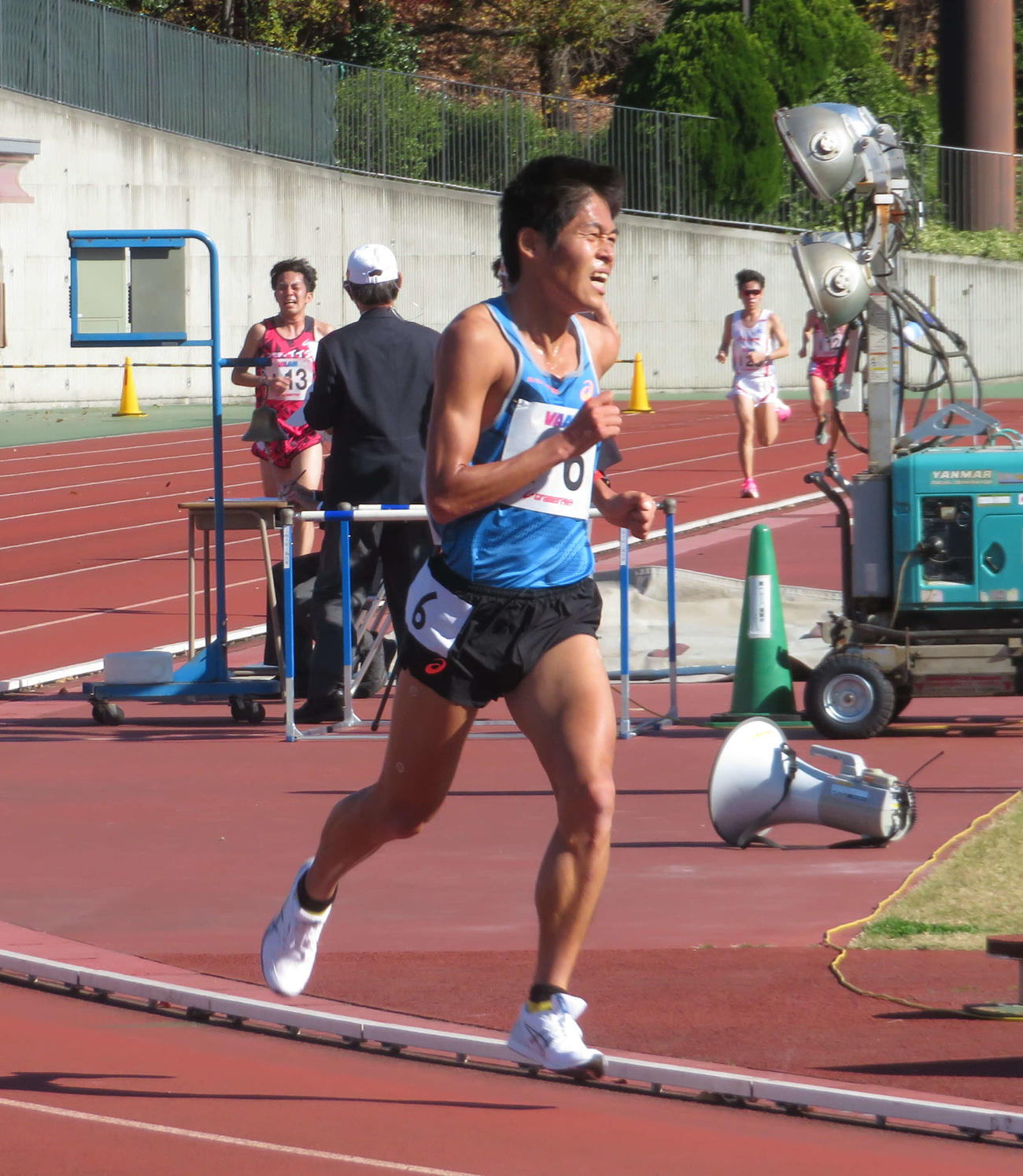 1万メートル1組で必死の形相で走る川内（撮影・上田悠太）