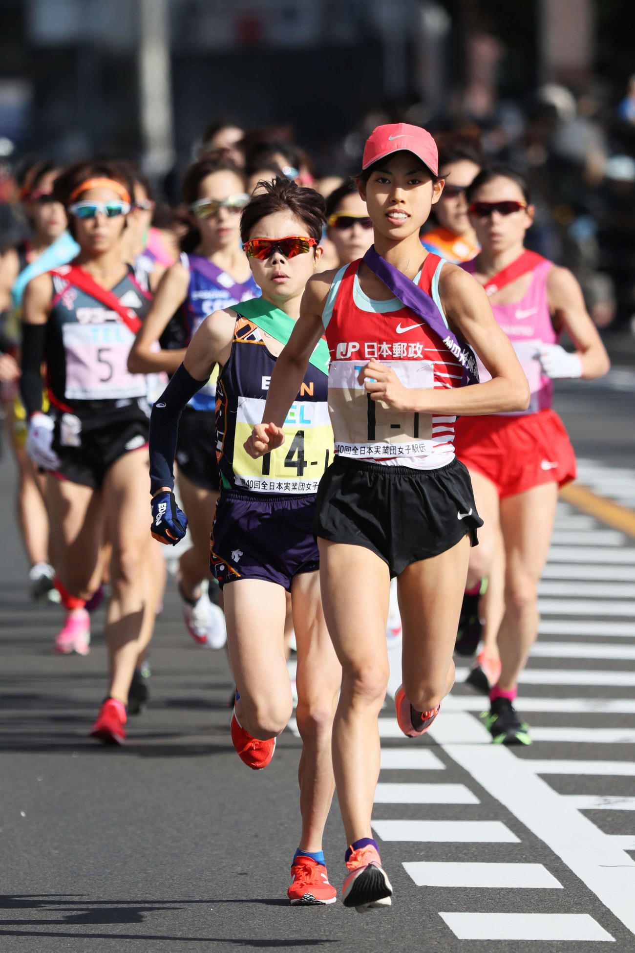 第40回全日本実業団対抗女子駅伝（クイーンズ駅伝）　1区、集団の先頭で走る日本郵政広中璃梨佳（手前）（代表撮影）