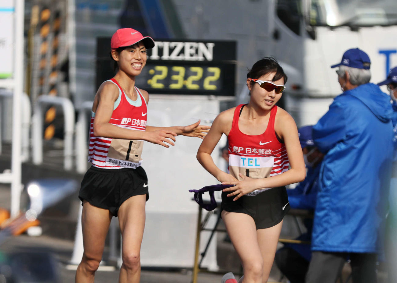第40回全日本実業団対抗女子駅伝（クイーンズ駅伝）　日本郵政2区菅田雅香（右）にトップでたすきをつなぐ1区広中璃梨佳（代表撮影）