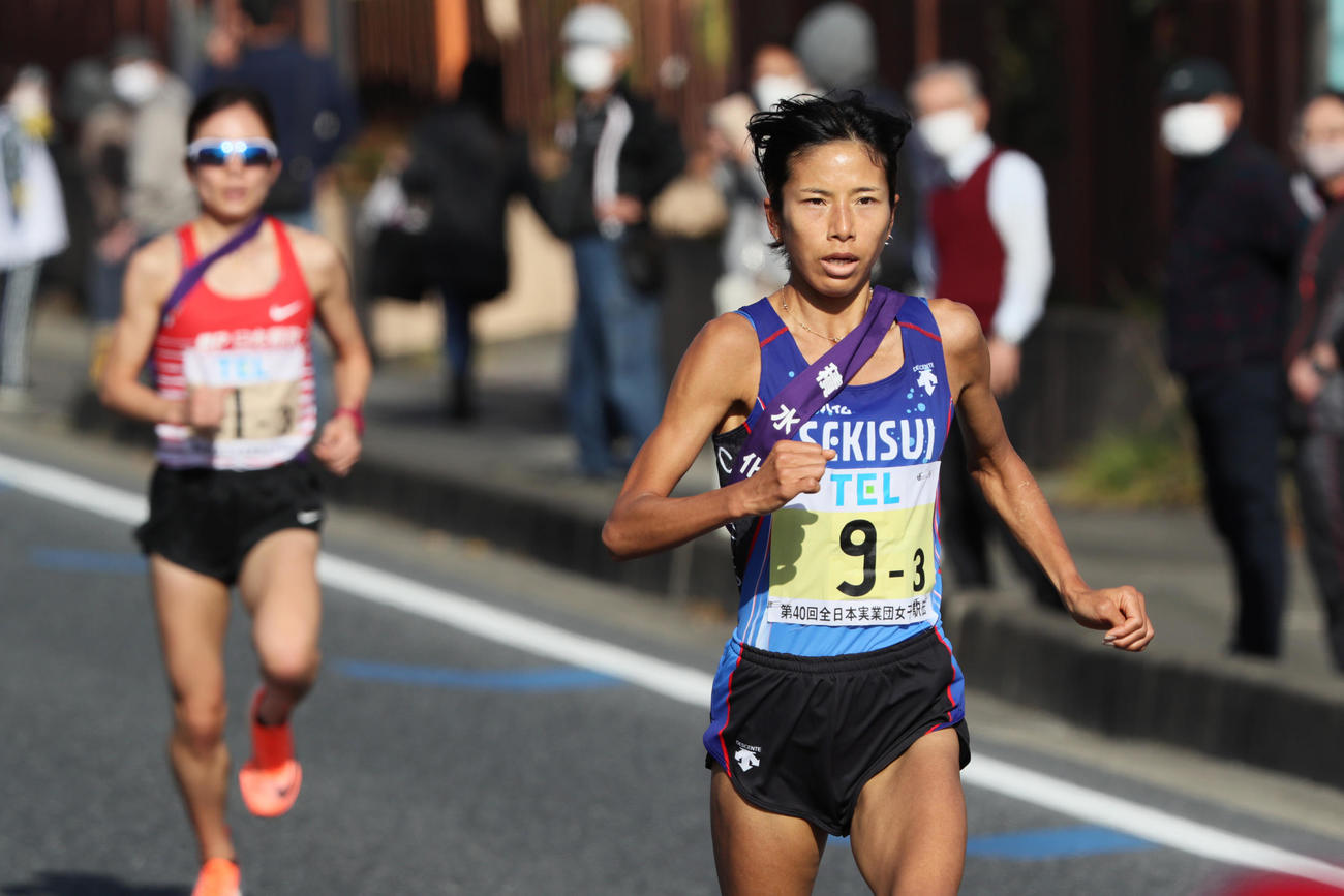 第40回全日本実業団対抗女子駅伝（クイーンズ駅伝）　日本郵政の3区鍋島莉奈（左後方）を引き離す積水化学の3区新谷仁美（代表撮影）