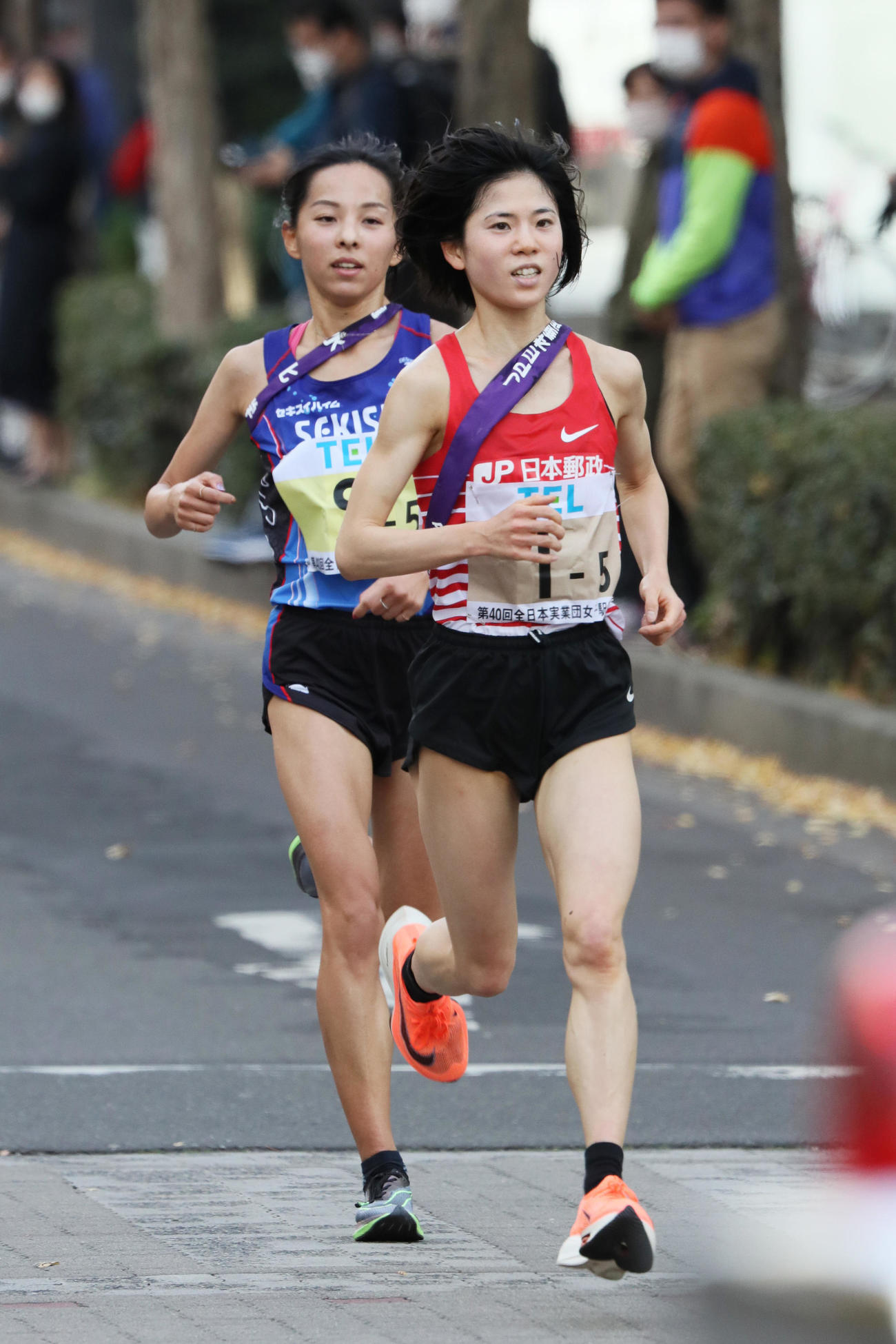 第40回全日本実業団対抗女子駅伝（クイーンズ駅伝）　積水化学の5区森智香子（左）を追い越し、トップに立つ日本郵政の5区鈴木亜由子（代表撮影）