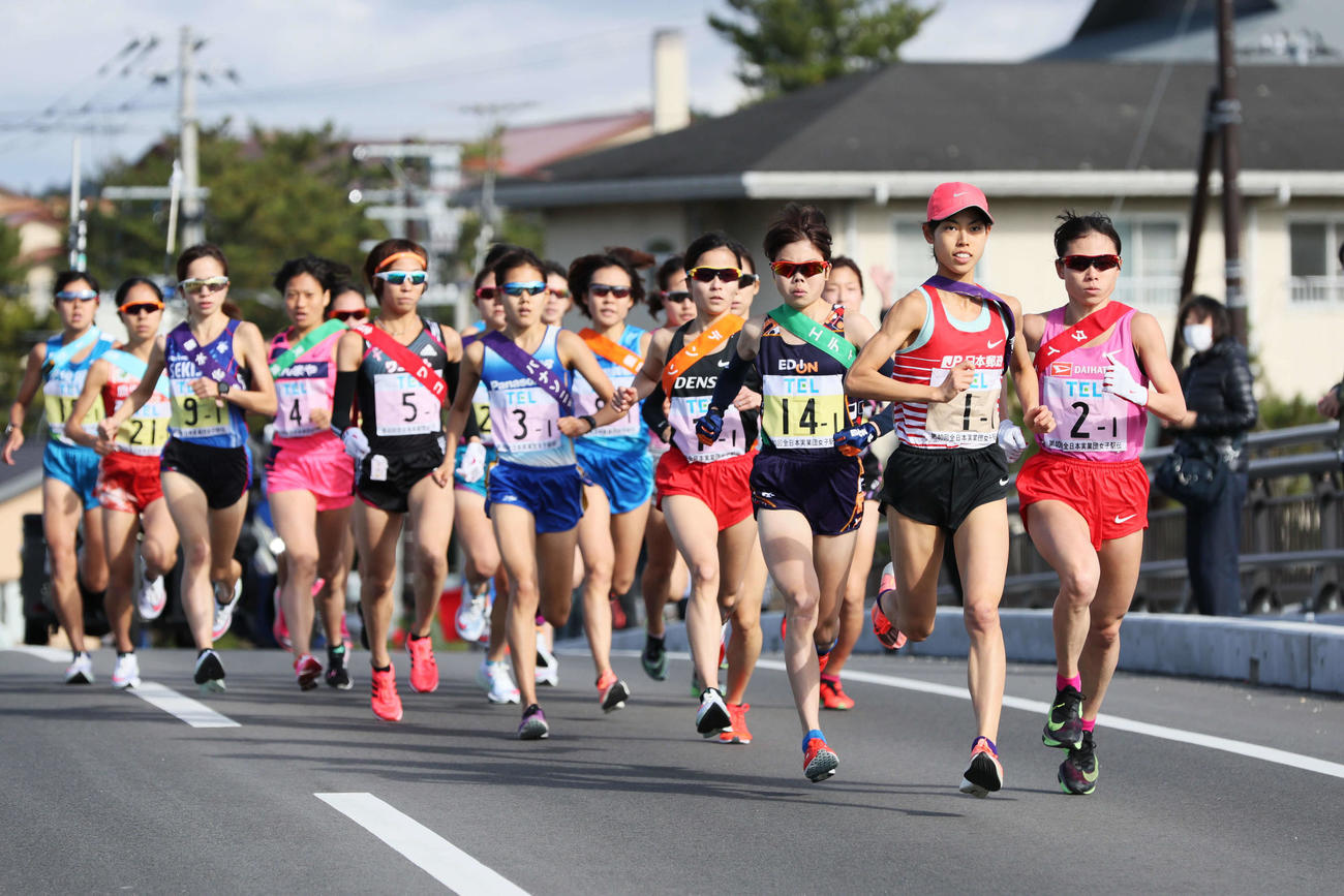 第40回全日本実業団対抗女子駅伝（クイーンズ駅伝）　一斉にスタートし、日本郵政広中璃梨佳（右から2人目）を先頭に集団で走る1区の選手たち（代表撮影）