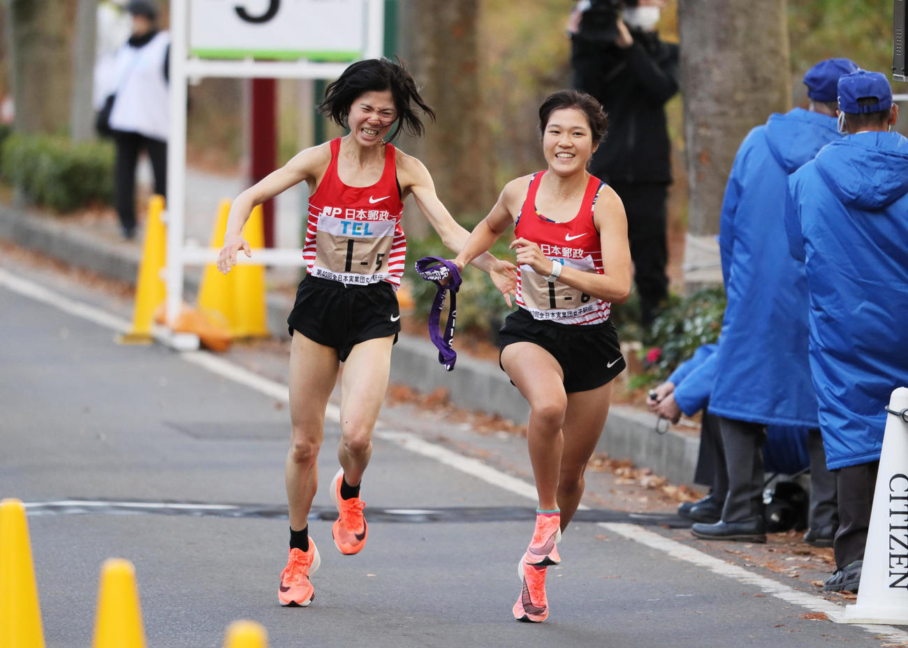 日本郵政5区鈴木亜由子（左）は6区大西ひかり（右）にトップでたすきをつなぐ（代表撮影）