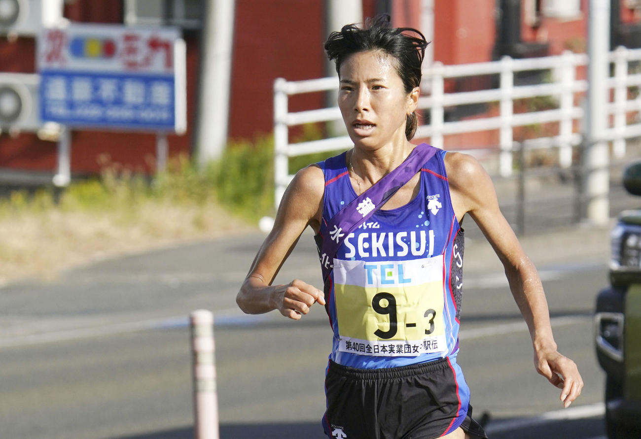 3区で力走する積水化学の新谷仁美（共同）