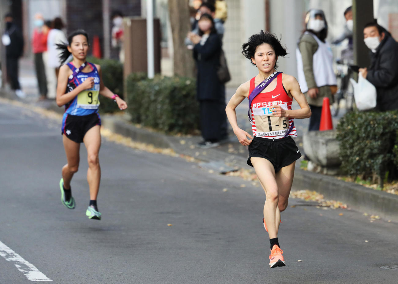 力走する積水化学の5区森智香子（後方）を引き離し、トップで走る日本郵政5区鈴木亜由子（代表撮影）