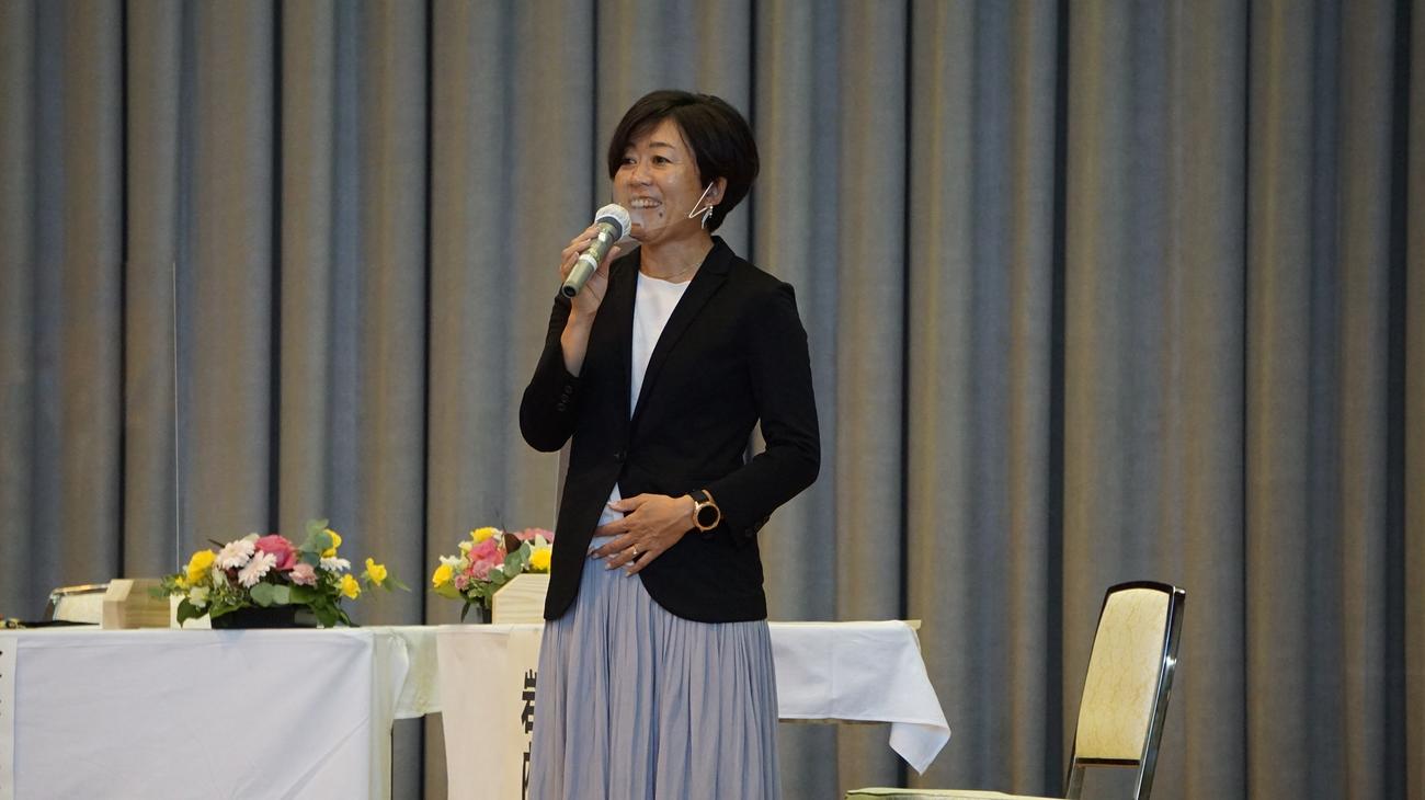 参加者からの質問に笑顔で答える野口みずきさん