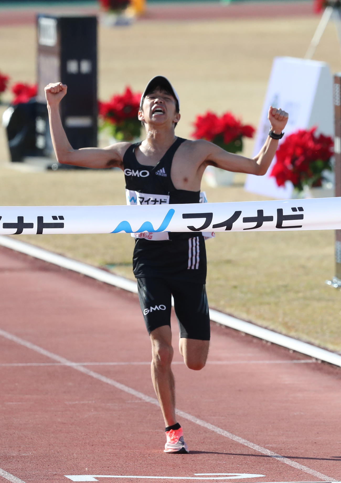 好タイムで優勝した吉田祐也はガッツポーズ（撮影・梅根麻紀）