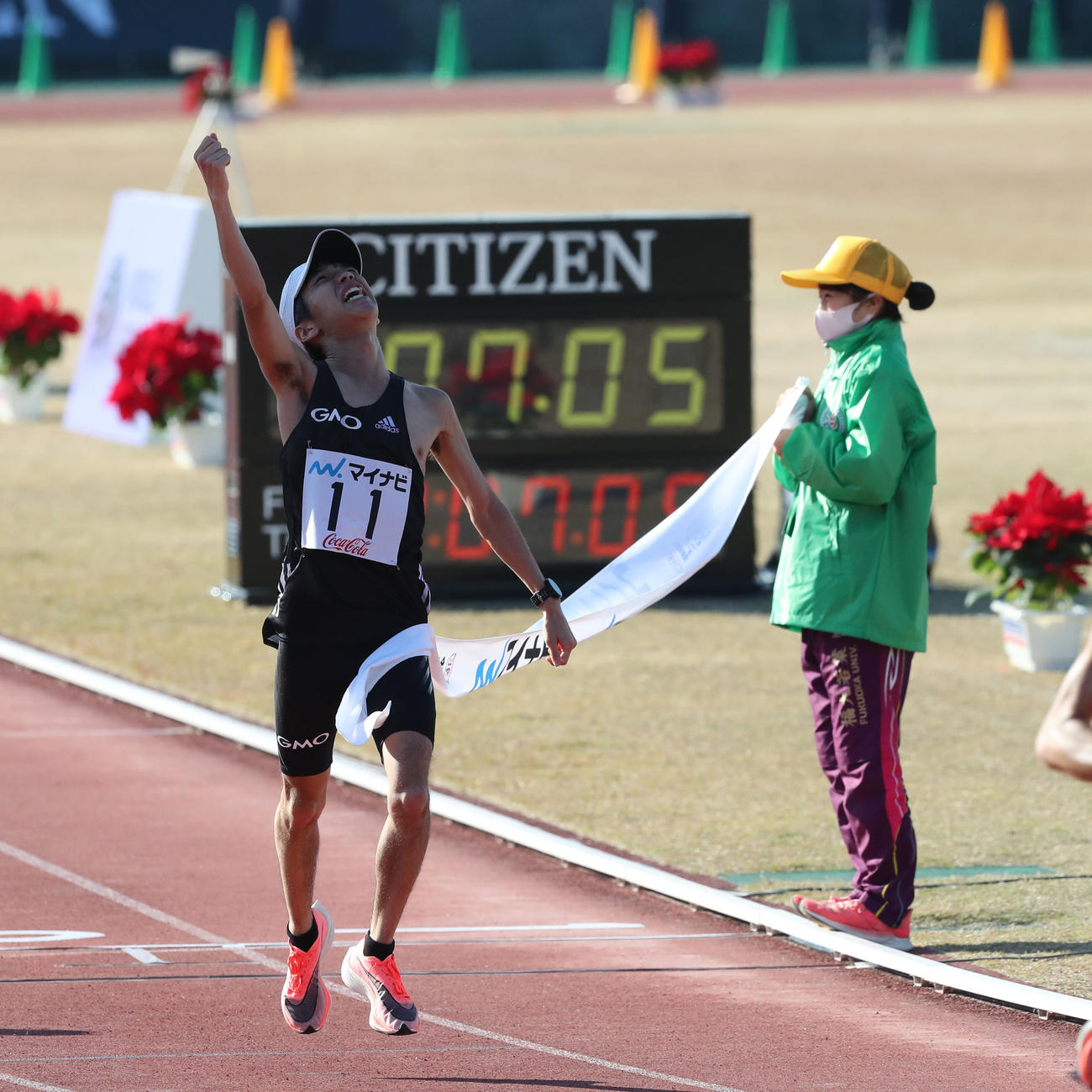 好タイムで優勝した吉田祐也はガッツポーズ（撮影・梅根麻紀）
