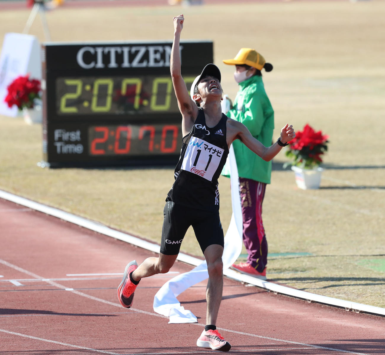 好タイムで優勝した吉田祐也はガッツポーズ（撮影・梅根麻紀）