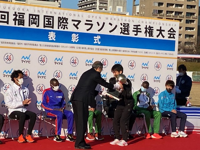 皇后杯を受け取る吉田祐也