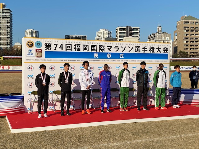 表彰式を終えあいさつをする選手。左は1位吉田祐也