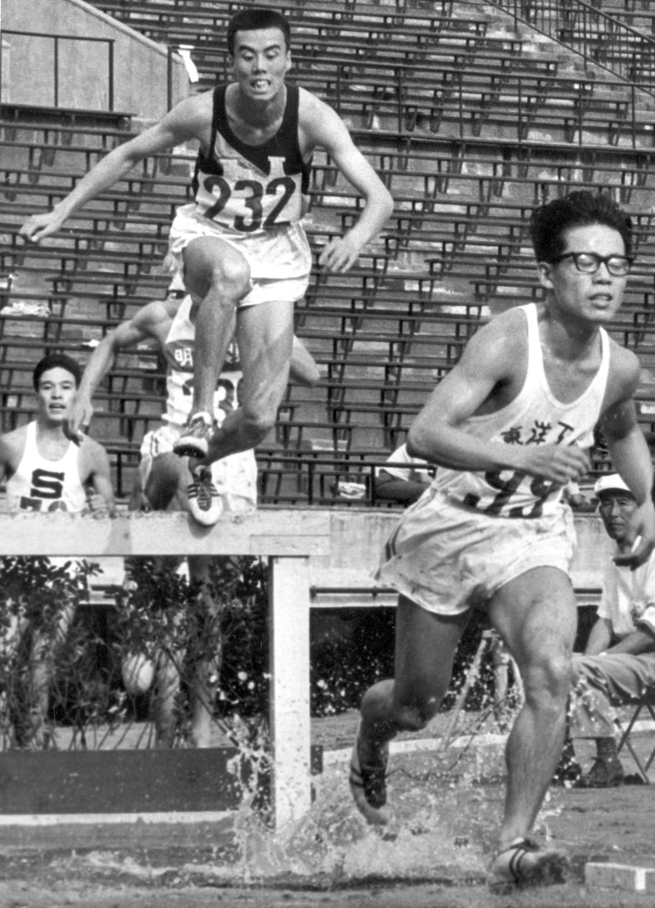 1964年の日本選手権3000メートル障害で優勝した日大・青葉昌幸（中央）